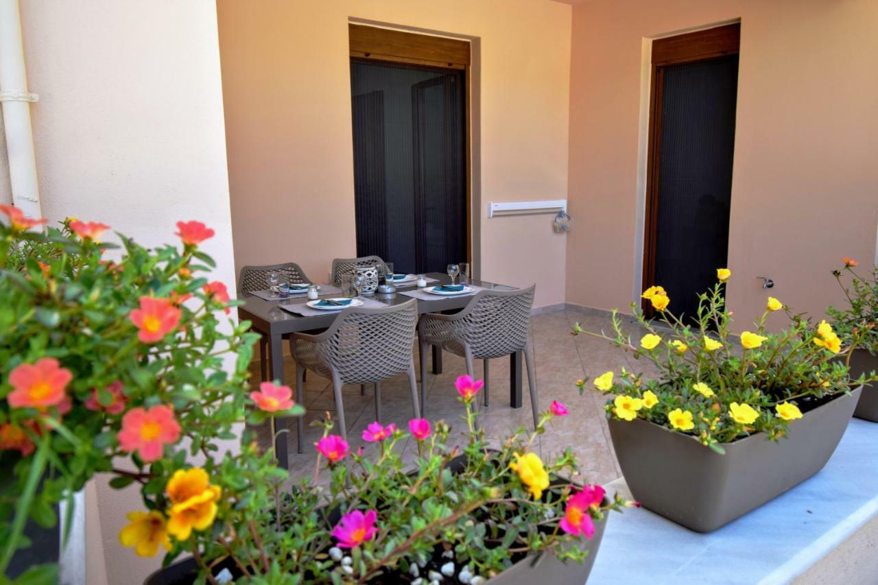 Petite Palace Resmo Dış mekan fotoğraf